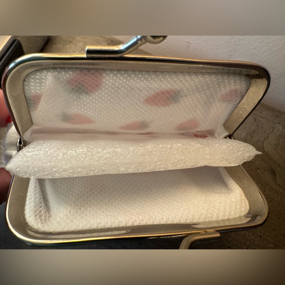 Strawberry Kiss Lock Coin Purse - Picture 4 of 4